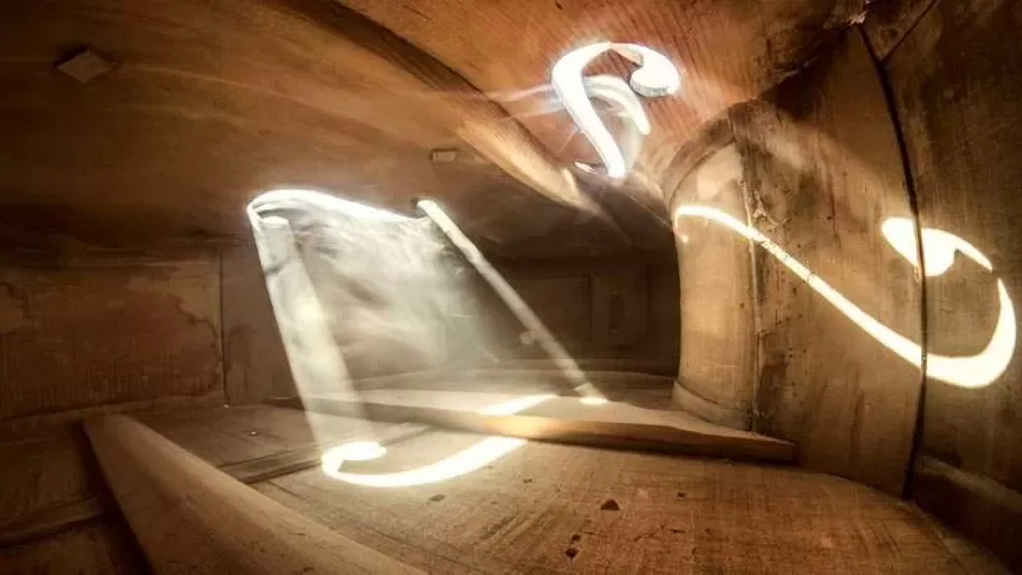 Intérieur d'un violoncelle, photo Adrian Borda